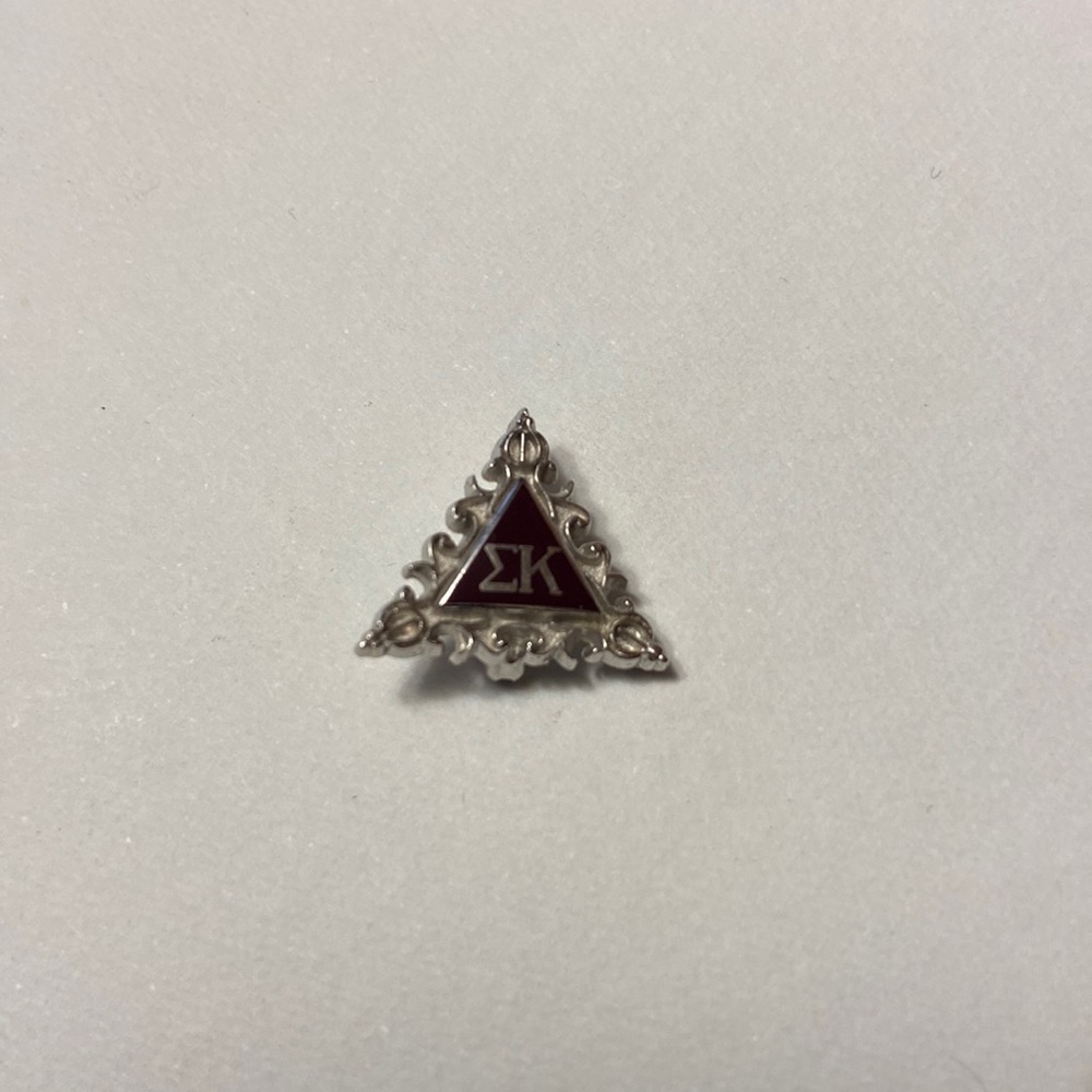 Sigma kappa triangle badge pin - silver scroll border